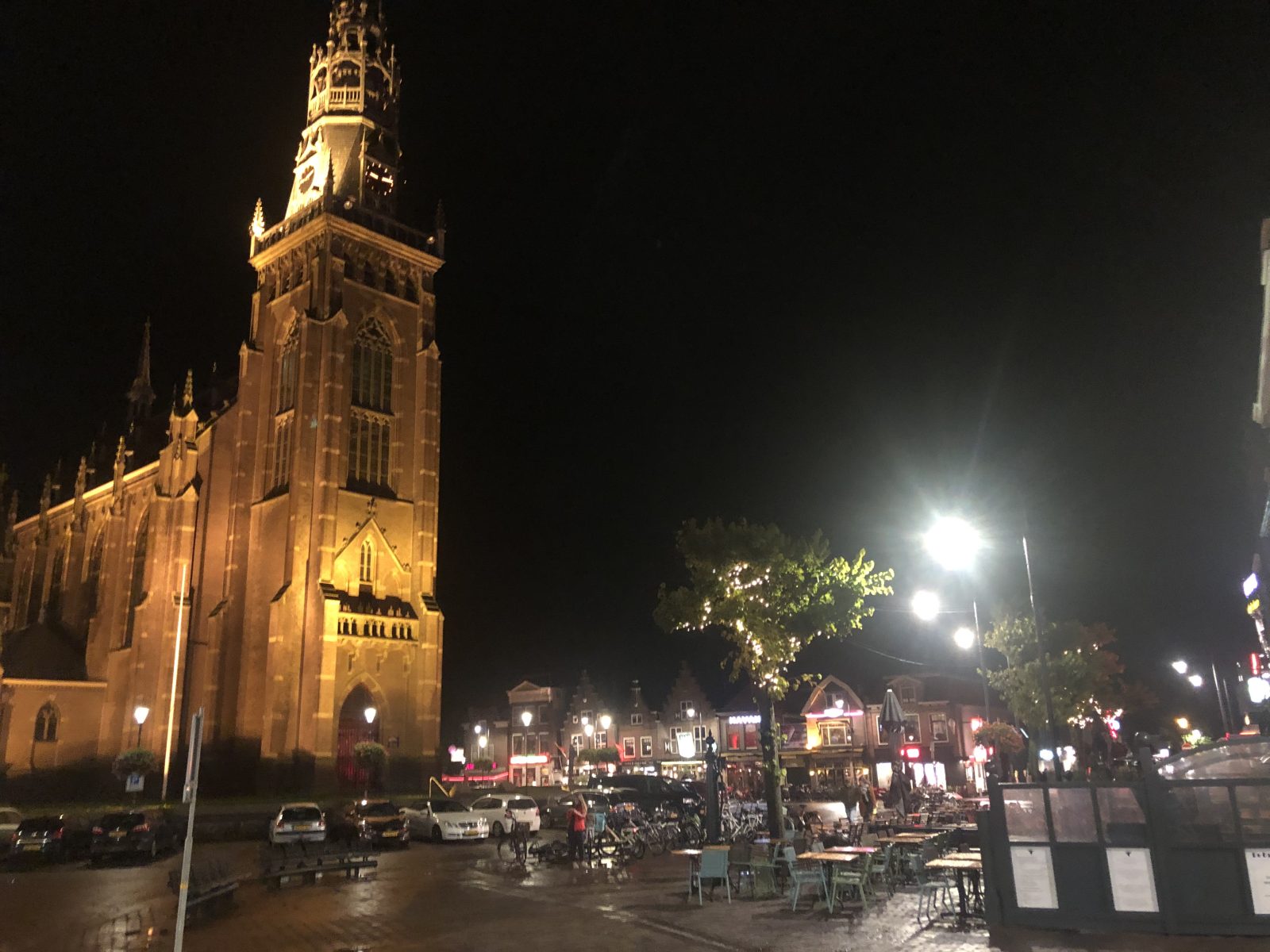 De Markt van Schagen bij avond