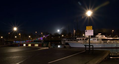 De haven in het avondlicht