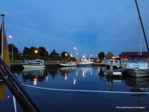 Boten aan de steiger bij avond